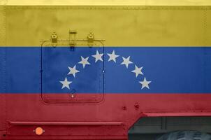 Venezuela vlag afgebeeld Aan kant een deel van leger gepantserd vrachtauto detailopname. leger krachten conceptuele achtergrond foto