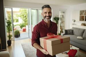 ai gegenereerd vrolijk gebaard Mens Holding rood pakket in hand- Bij huis foto