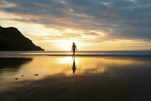 ai gegenereerd een persoon wandelen Aan de strand Bij zonsondergang. ai gegenereerd. foto