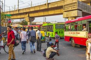 groot verkeer tuk tuks bussen mensen new-delhi delhi india. foto
