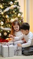 ai gegenereerd kinderen opgewonden op zoek Bij decoraties en cadeaus onder de Kerstmis boom. foto