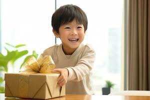 ai gegenereerd schattig Aziatisch weinig jongen Holding een geschenk doos foto