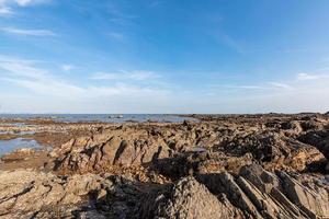 geel rif en zee onder de blauwe lucht foto