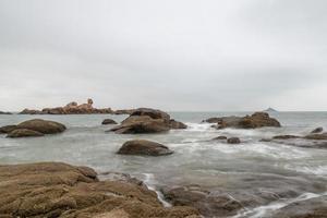 bewolkte ochtend, zeewater, riffen en eilanden foto