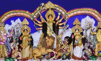 devi durga is de opperste godin, symboliseert stroom, bescherming, en triomf van mooi zo over- onheil foto