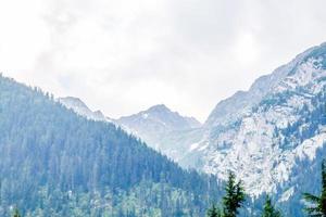 Kumrat vallei prachtig landschap bergen uitzicht foto