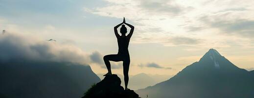 ai gegenereerd silhouet van een vrouw beoefenen yoga in de top met berg achtergrond. ai gegenereerd foto