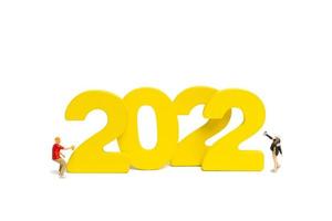 miniatuur mensen tiener spuiten verf nummer 2022 op witte achtergrond
