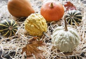 herfstcompositie, gezellig herfstseizoen, pompoenen en bladeren foto