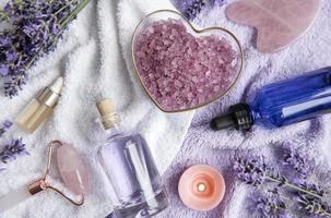 natuurlijke kruidencosmetica met lavendelbloemen foto