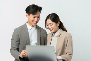 ai gegenereerd gelukkig jong Aziatisch co arbeider Holding en op zoek Bij laptop Aan wit geïsoleerd achtergrond foto