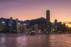 nacht visie van Victoria haven en Hongkong eiland in hong kong, China foto