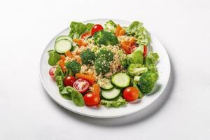 ai gegenereerd salade met quinoa, spinazie, broccoli, tomaten, komkommers en wortels. ai gegenereerd foto