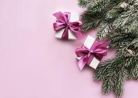 kerstcadeaus, roze versieringen op pastelroze achtergrond. foto