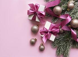 kerstcadeaus, roze versieringen op pastelroze achtergrond. foto