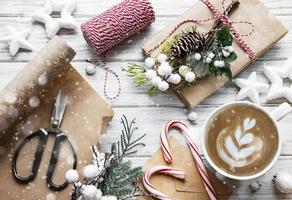 kerstmis en gelukkig nieuwjaarskaart met kopje koffie
