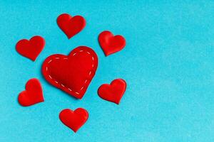 top visie samenstelling van rood harten Aan kleurrijk achtergrond. romantisch verhouding concept. valentijnsdag dag foto