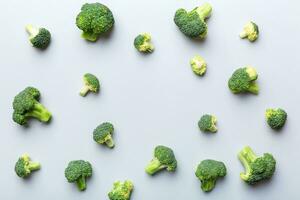 groen vers broccoli achtergrond dichtbij omhoog Aan gekleurde tafel. groenten voor eetpatroon en gezond aan het eten. biologisch voedsel foto