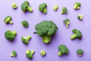 groen vers broccoli achtergrond dichtbij omhoog Aan gekleurde tafel. groenten voor eetpatroon en gezond aan het eten. biologisch voedsel foto