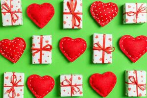 samenstelling van vakantie wit geschenk dozen en rood textiel harten Aan kleurrijk achtergrond. Valentijnsdag dag concept foto