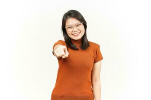 glimlachen en richten Bij jij, willen u gebaar van mooi Aziatisch vrouw geïsoleerd Aan wit achtergrond foto