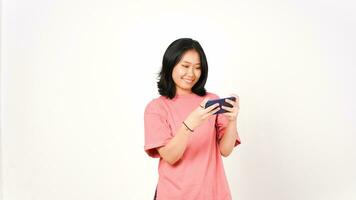 gelukkig Aziatisch vrouw spelen spel gebruik makend van mobiel telefoon geïsoleerd Aan een wit achtergrond. foto