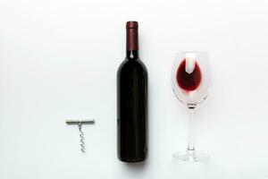 vlak leggen samenstelling met kurketrekker, fles van wijn en elegant glas Aan gekleurde tafel. vlak leggen, top visie wth kopiëren ruimte foto