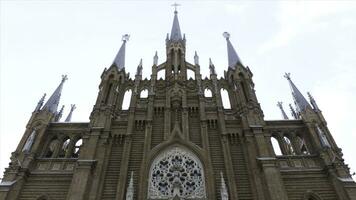 de kathedraal basiliek van de vlekkeloos opvatting Aan bewolkt lucht achtergrond. actie. bodem visie van een mooi kerk, concept van architectuur en geloof. foto