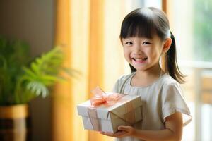 ai gegenereerd schattig Aziatisch weinig meisje Holding geschenk doos in leven kamer foto