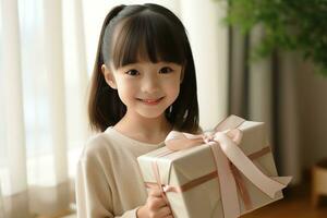 ai gegenereerd schattig Aziatisch weinig meisje Holding geschenk doos in leven kamer foto