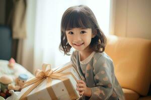 ai gegenereerd schattig Aziatisch weinig meisje Holding geschenk doos in leven kamer foto