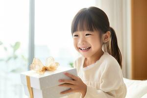 ai gegenereerd schattig Aziatisch weinig meisje Holding geschenk doos in leven kamer foto