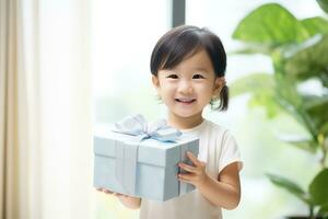 ai gegenereerd schattig Aziatisch weinig meisje Holding geschenk doos in leven kamer foto