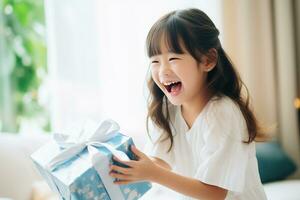 ai gegenereerd schattig Aziatisch weinig meisje Holding geschenk doos in leven kamer foto