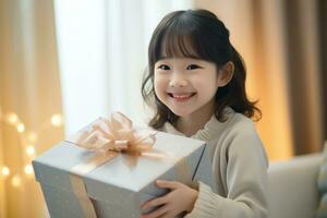 ai gegenereerd schattig Aziatisch weinig meisje Holding geschenk doos in leven kamer foto