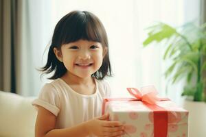 ai gegenereerd schattig Aziatisch weinig meisje Holding geschenk doos in leven kamer foto