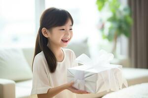 ai gegenereerd schattig Aziatisch weinig meisje Holding geschenk doos in leven kamer foto