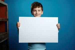 ai gegenereerd weinig jongen Holding een blanco wit vel van papier foto