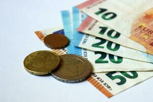 euro bankbiljetten en munten. foto