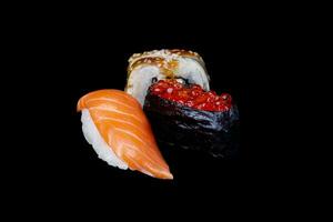 sushi reeks nigiri sushi Gunkan unagi Aan zwart achtergrond foto