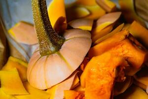 vers besnoeiing en geschild boternoot, peelings voor compost foto