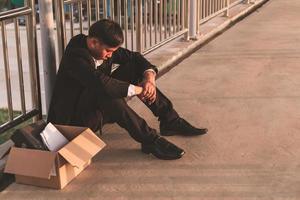 trieste Aziatische zakenman die zijn baan verliest foto