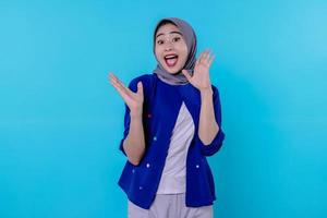 verrast blij meisje dat hijab draagt, reageert op geweldig nieuws, schreeuw van vreugde foto