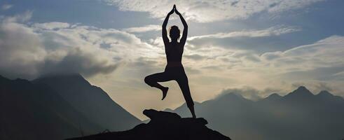 ai gegenereerd silhouet van een vrouw beoefenen yoga in de top met berg achtergrond. ai gegenereerd foto