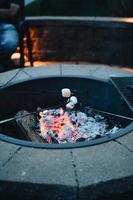 verticaal schot van marshmallows die boven een vuur worden geroosterd