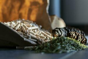 Spar pellets kraft zak met appel en pijnboom naald- foto