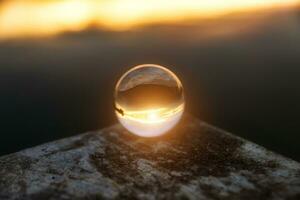 de meer in kristal glas met zonsondergang lucht. foto