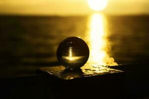 de meer in kristal glas met zonsondergang lucht. foto