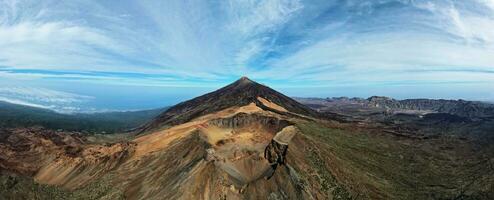 antenne visie van pico viejo vulkaan met monteren teide in de achtergrond in tenerife, kanarie eilanden, Spanje. pico viejo heeft een spectaculair 800 meter diameter krater. beroemd bestemmingen voor wandelaars. foto