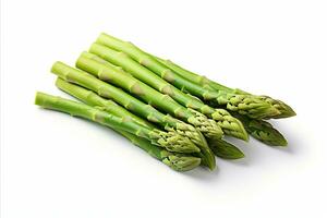 ai gegenereerd vers groen asperges geïsoleerd Aan wit achtergrond voor culinaire en gezond aan het eten concepten. foto